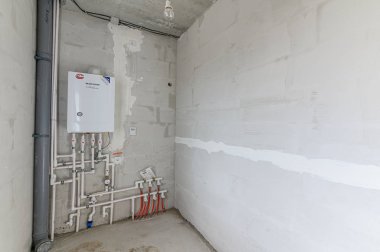 Rusya, Moskova... 10 Eylül 2019: İçişleri odası kendi kendini bitirme için kabataslak onarım. İç dekorasyon, odanın çıplak duvarları, inşaat sahnesi.