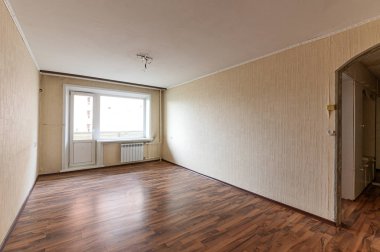 Rusya, Moskova... 10 Eylül 2019: İç mekan dairesi modern, parlak, rahat atmosfer. Genel temizlik, ev dekorasyonu, satılık ev hazırlığı.