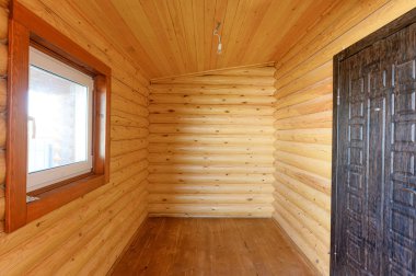 Rusya, Moskova... 10 Eylül 2019: İç mekan dairesi modern, parlak, rahat atmosfer. Tahta elementlerle güzel tasarımcı kır evi