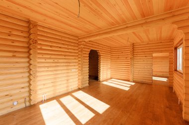 Rusya, Moskova... 10 Eylül 2019: İç mekan dairesi modern, parlak, rahat atmosfer. Tahta elementlerle güzel tasarımcı kır evi