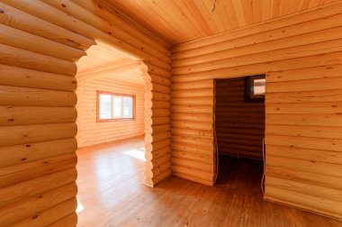 Rusya, Moskova... 10 Eylül 2019: İç mekan dairesi modern, parlak, rahat atmosfer. Tahta elementlerle güzel tasarımcı kır evi