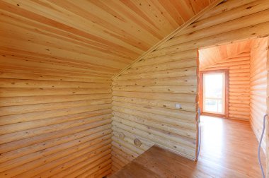 Rusya, Moskova... 10 Eylül 2019: İç mekan dairesi modern, parlak, rahat atmosfer. Tahta elementlerle güzel tasarımcı kır evi