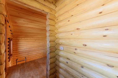 Rusya, Moskova... 10 Eylül 2019: İç mekan dairesi modern, parlak, rahat atmosfer. Tahta elementlerle güzel tasarımcı kır evi