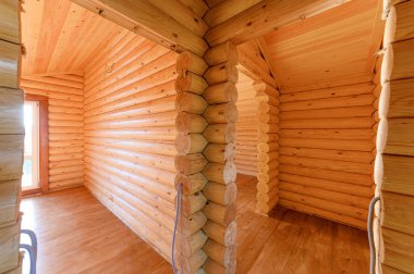 Rusya, Moskova... 10 Eylül 2019: İç mekan dairesi modern, parlak, rahat atmosfer. Tahta elementlerle güzel tasarımcı kır evi