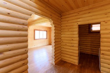 Rusya, Moskova... 10 Eylül 2019: İç mekan dairesi modern, parlak, rahat atmosfer. Tahta elementlerle güzel tasarımcı kır evi