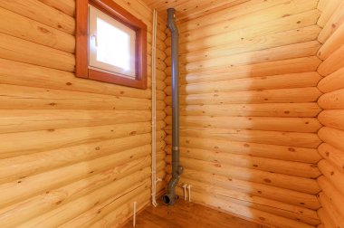 Rusya, Moskova... 10 Eylül 2019: İç mekan dairesi modern, parlak, rahat atmosfer. Tahta elementlerle güzel tasarımcı kır evi