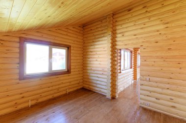 Rusya, Moskova... 10 Eylül 2019: İç mekan dairesi modern, parlak, rahat atmosfer. Tahta elementlerle güzel tasarımcı kır evi