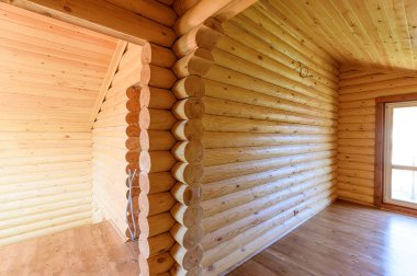 Rusya, Moskova... 10 Eylül 2019: İç mekan dairesi modern, parlak, rahat atmosfer. Tahta elementlerle güzel tasarımcı kır evi