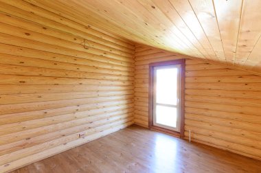 Rusya, Moskova... 10 Eylül 2019: İç mekan dairesi modern, parlak, rahat atmosfer. Tahta elementlerle güzel tasarımcı kır evi