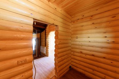 Rusya, Moskova... 10 Eylül 2019: İç mekan dairesi modern, parlak, rahat atmosfer. Tahta elementlerle güzel tasarımcı kır evi