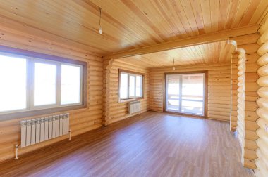 Rusya, Moskova... 10 Eylül 2019: İç mekan dairesi modern, parlak, rahat atmosfer. Tahta elementlerle güzel tasarımcı kır evi