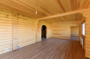 Rusya, Moskova... 10 Eylül 2019: İç mekan dairesi modern, parlak, rahat atmosfer. Tahta elementlerle güzel tasarımcı kır evi