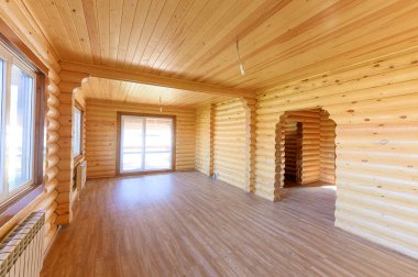 Rusya, Moskova... 10 Eylül 2019: İç mekan dairesi modern, parlak, rahat atmosfer. Tahta elementlerle güzel tasarımcı kır evi