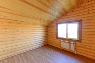 Rusya, Moskova... 10 Eylül 2019: İç mekan dairesi modern, parlak, rahat atmosfer. Tahta elementlerle güzel tasarımcı kır evi