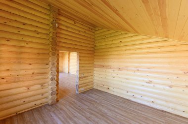 Rusya, Moskova... 10 Eylül 2019: İç mekan dairesi modern, parlak, rahat atmosfer. Tahta elementlerle güzel tasarımcı kır evi