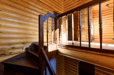 Rusya, Moskova... 10 Eylül 2019: İç mekan dairesi modern, parlak, rahat atmosfer. Tahta elementlerle güzel tasarımcı kır evi