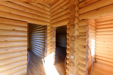 Rusya, Moskova... 10 Eylül 2019: İç mekan dairesi modern, parlak, rahat atmosfer. Tahta elementlerle güzel tasarımcı kır evi