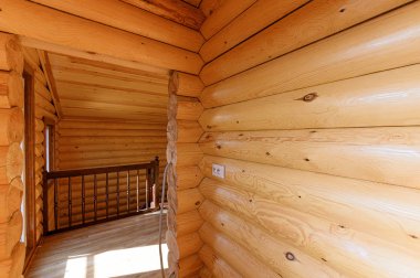 Rusya, Moskova... 10 Eylül 2019: İç mekan dairesi modern, parlak, rahat atmosfer. Tahta elementlerle güzel tasarımcı kır evi