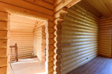 Rusya, Moskova... 10 Eylül 2019: İç mekan dairesi modern, parlak, rahat atmosfer. Tahta elementlerle güzel tasarımcı kır evi