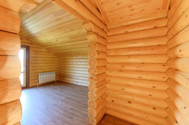 Rusya, Moskova... 10 Eylül 2019: İç mekan dairesi modern, parlak, rahat atmosfer. Tahta elementlerle güzel tasarımcı kır evi