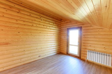 Rusya, Moskova... 10 Eylül 2019: İç mekan dairesi modern, parlak, rahat atmosfer. Tahta elementlerle güzel tasarımcı kır evi