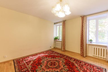 Rusya, Moskova... 10 Eylül 2019: İç mekan dairesi modern, parlak, rahat atmosfer. Genel temizlik, ev dekorasyonu, satılık ev hazırlığı.