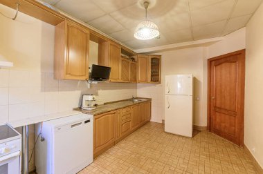 Rusya, Moskova... 10 Eylül 2019: İç mekan dairesi modern, parlak, rahat atmosfer. Genel temizlik, ev dekorasyonu, satılık ev hazırlığı. Mutfak, yemek alanı.