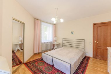 Rusya, Moskova... 10 Eylül 2019: İç mekan dairesi modern, parlak, rahat atmosfer. Genel temizlik, ev dekorasyonu, satılık ev hazırlığı.