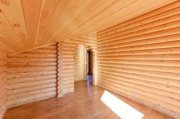 Rusya, Moskova... 10 Eylül 2019: İç mekan dairesi modern, parlak, rahat atmosfer. Tahta elementlerle güzel tasarımcı kır evi