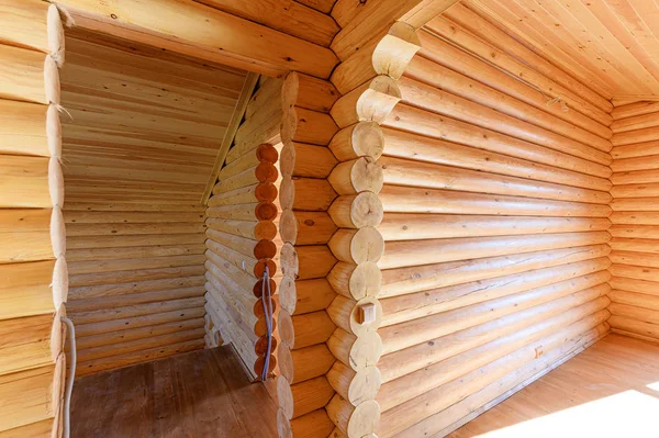 Rusya, Moskova... 10 Eylül 2019: İç mekan dairesi modern, parlak, rahat atmosfer. Tahta elementlerle güzel tasarımcı kır evi