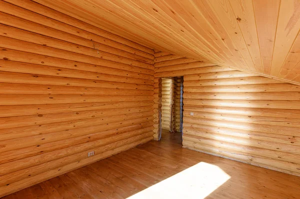 Rusya, Moskova... 10 Eylül 2019: İç mekan dairesi modern, parlak, rahat atmosfer. Tahta elementlerle güzel tasarımcı kır evi