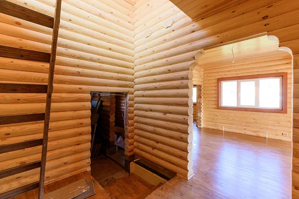 Rusya, Moskova... 10 Eylül 2019: İç mekan dairesi modern, parlak, rahat atmosfer. Tahta elementlerle güzel tasarımcı kır evi