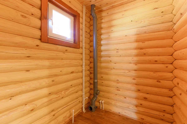 Rusya, Moskova... 10 Eylül 2019: İç mekan dairesi modern, parlak, rahat atmosfer. Tahta elementlerle güzel tasarımcı kır evi