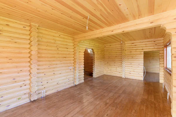 Rusya, Moskova... 10 Eylül 2019: İç mekan dairesi modern, parlak, rahat atmosfer. Tahta elementlerle güzel tasarımcı kır evi