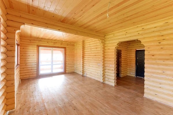 Rusya, Moskova... 10 Eylül 2019: İç mekan dairesi modern, parlak, rahat atmosfer. Tahta elementlerle güzel tasarımcı kır evi