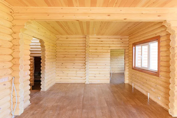 Rusya, Moskova... 10 Eylül 2019: İç mekan dairesi modern, parlak, rahat atmosfer. Tahta elementlerle güzel tasarımcı kır evi