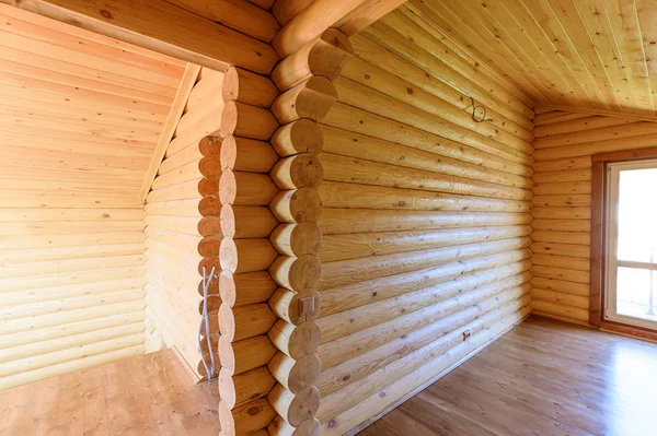 Rusya, Moskova... 10 Eylül 2019: İç mekan dairesi modern, parlak, rahat atmosfer. Tahta elementlerle güzel tasarımcı kır evi