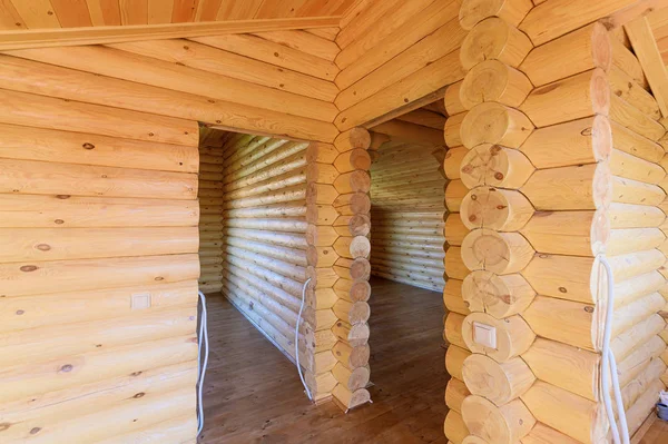 Rusya, Moskova... 10 Eylül 2019: İç mekan dairesi modern, parlak, rahat atmosfer. Tahta elementlerle güzel tasarımcı kır evi