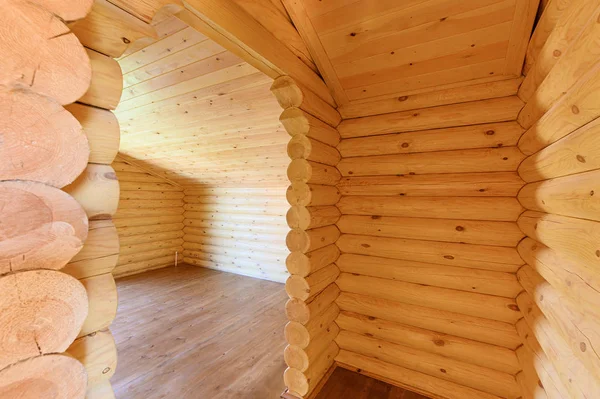 Rusya, Moskova... 10 Eylül 2019: İç mekan dairesi modern, parlak, rahat atmosfer. Tahta elementlerle güzel tasarımcı kır evi