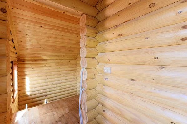 Rusya, Moskova... 10 Eylül 2019: İç mekan dairesi modern, parlak, rahat atmosfer. Tahta elementlerle güzel tasarımcı kır evi