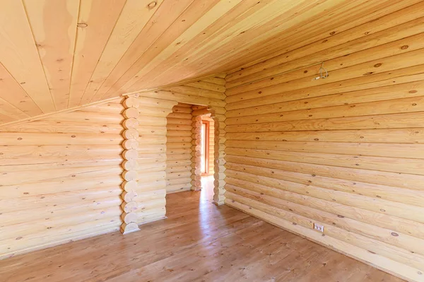 Rusya, Moskova... 10 Eylül 2019: İç mekan dairesi modern, parlak, rahat atmosfer. Tahta elementlerle güzel tasarımcı kır evi