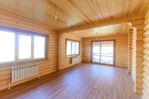 Rusya, Moskova... 10 Eylül 2019: İç mekan dairesi modern, parlak, rahat atmosfer. Tahta elementlerle güzel tasarımcı kır evi