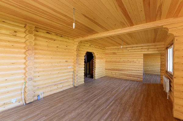 Rusya, Moskova... 10 Eylül 2019: İç mekan dairesi modern, parlak, rahat atmosfer. Tahta elementlerle güzel tasarımcı kır evi