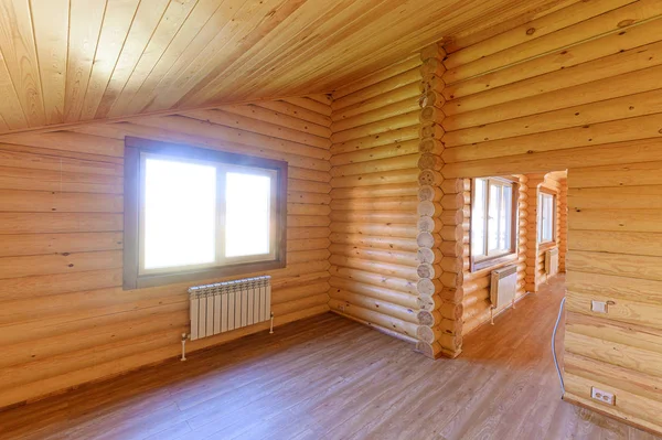 Rusya, Moskova... 10 Eylül 2019: İç mekan dairesi modern, parlak, rahat atmosfer. Tahta elementlerle güzel tasarımcı kır evi