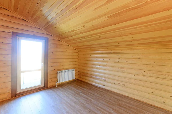 Rusya, Moskova... 10 Eylül 2019: İç mekan dairesi modern, parlak, rahat atmosfer. Tahta elementlerle güzel tasarımcı kır evi