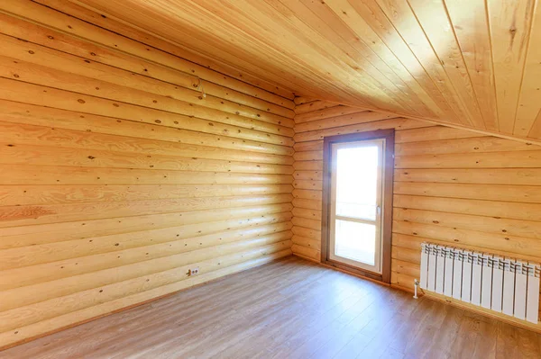 Rusya, Moskova... 10 Eylül 2019: İç mekan dairesi modern, parlak, rahat atmosfer. Tahta elementlerle güzel tasarımcı kır evi