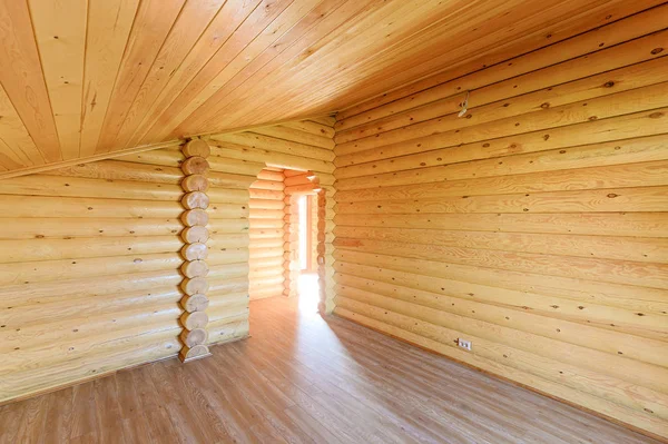 Rusya, Moskova... 10 Eylül 2019: İç mekan dairesi modern, parlak, rahat atmosfer. Tahta elementlerle güzel tasarımcı kır evi