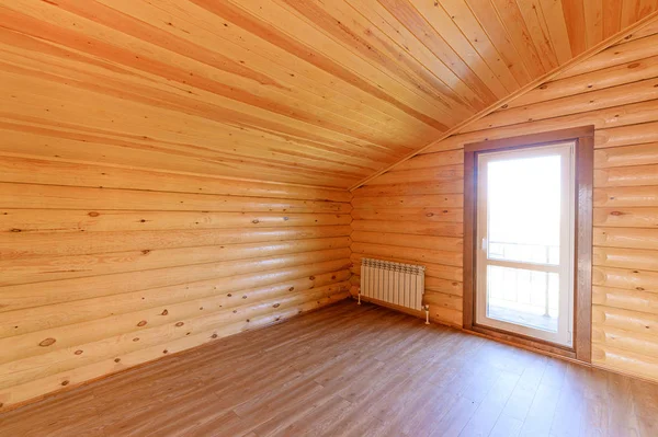 Rusya, Moskova... 10 Eylül 2019: İç mekan dairesi modern, parlak, rahat atmosfer. Tahta elementlerle güzel tasarımcı kır evi