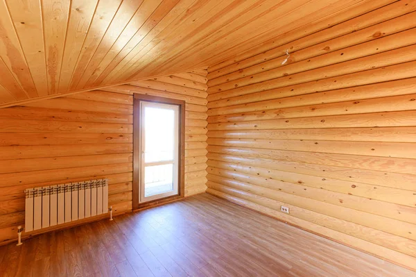 Rusya, Moskova... 10 Eylül 2019: İç mekan dairesi modern, parlak, rahat atmosfer. Tahta elementlerle güzel tasarımcı kır evi