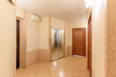 Rusya, Moskova... 10 Eylül 2019: İç mekan dairesi modern, parlak, rahat atmosfer. Genel temizlik, ev dekorasyonu, satılık ev hazırlığı. oda kapıları, onarım koridoru